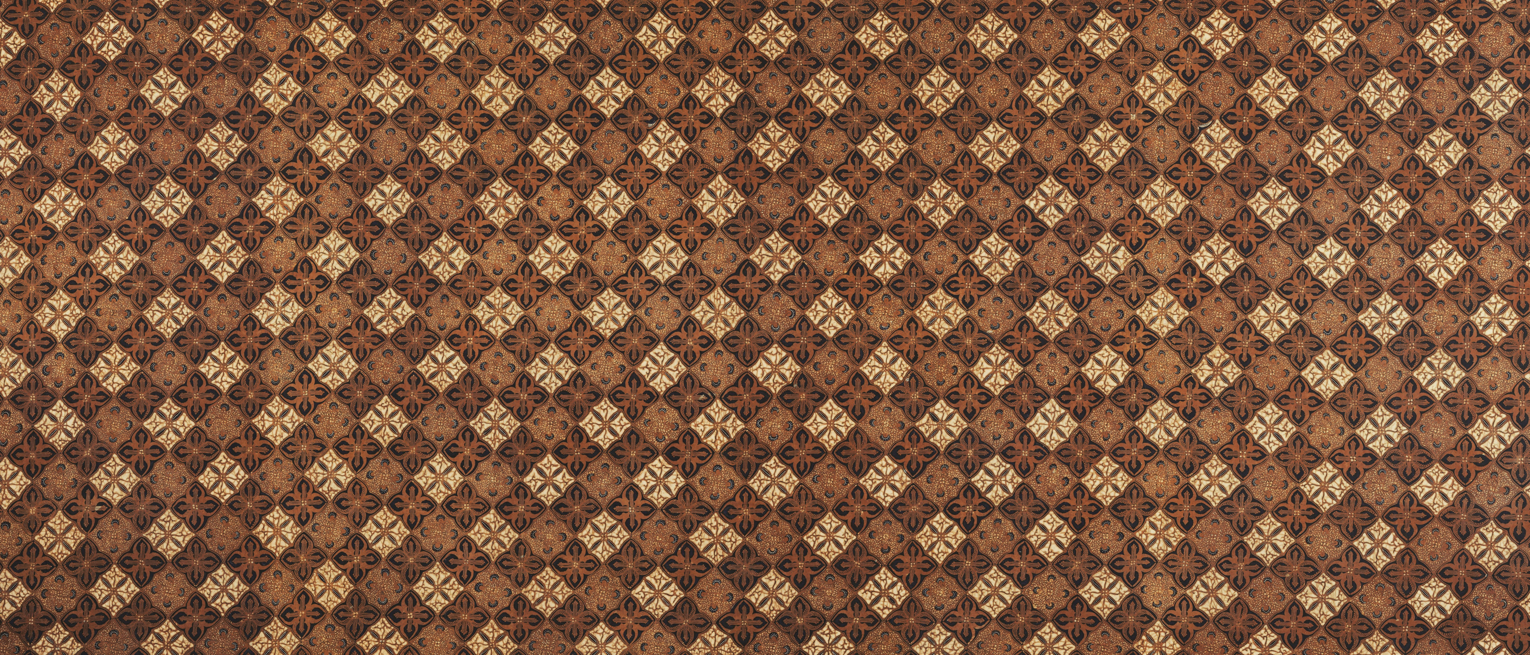 Pattern Desktop 桌布 壁紙 — 以大地色調的棕色和棕褐色組成的重複菱形幾何圖案，營造出質感豐富的壁紙設計。