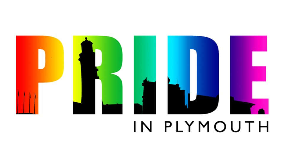 驕傲 桌布 壁紙 — 以彩虹漸變字母組成的「PRIDE」字樣，每個字母內有城市天際線剪影，下方文字為「IN PLYMOUTH」。