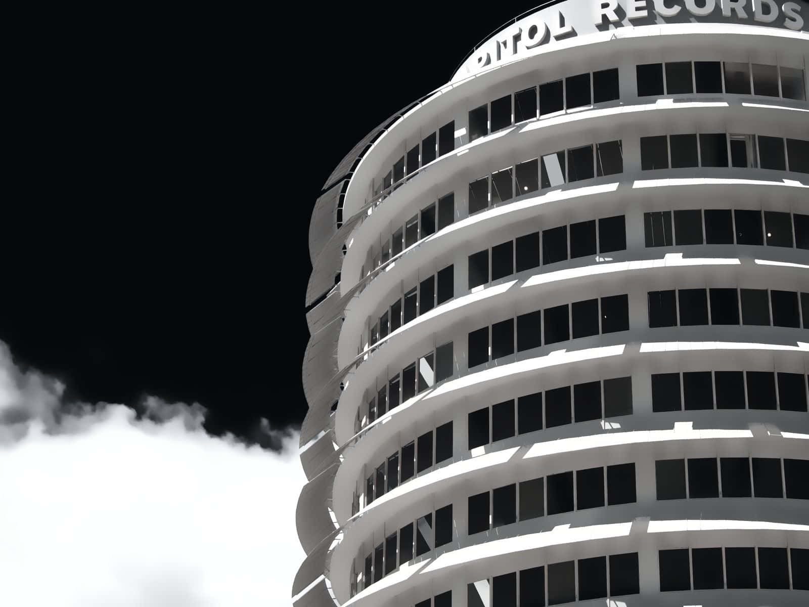 黑白 桌布 壁紙 — 以戲劇性天空為背景，低角度拍攝標誌性Capitol Records大樓的清晰黑白照片。