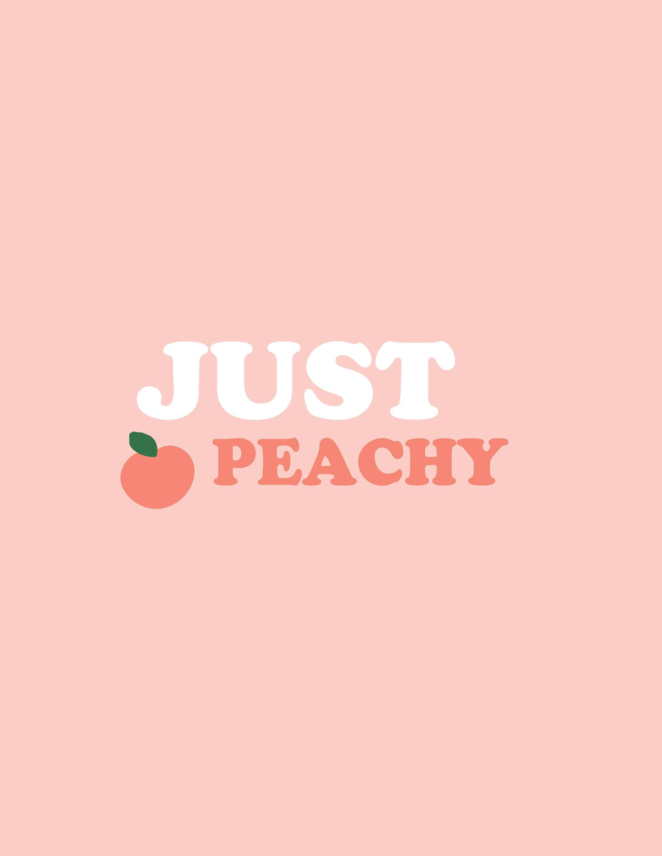 Peach 桌布 壁紙 — 以柔和粉紅色背景為襯托，用俏皮字體呈現「JUST PEACHY」字句的極簡蜜桃主題圖案。