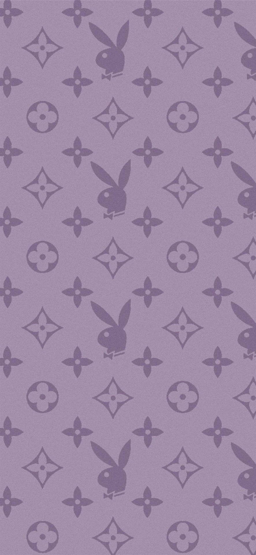  壁紙 — 以柔和紫色色調重複出現的Playboy兔子和Louis Vuitton字母組合圖案。