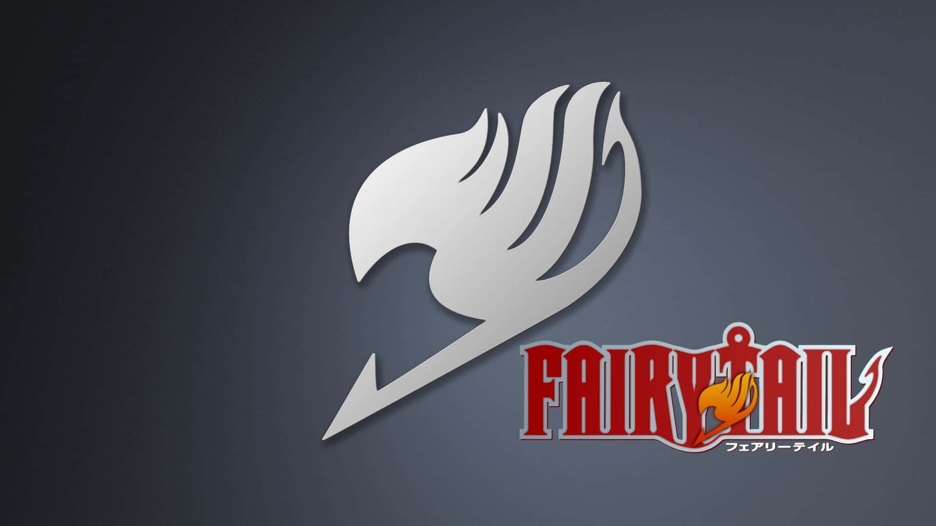 Fairy Tail Logo 桌布 壁紙 — 以深灰色漸層背景為襯托，帶有銀色火焰標誌和紅色風格化文字的《妖精的尾巴》標誌。