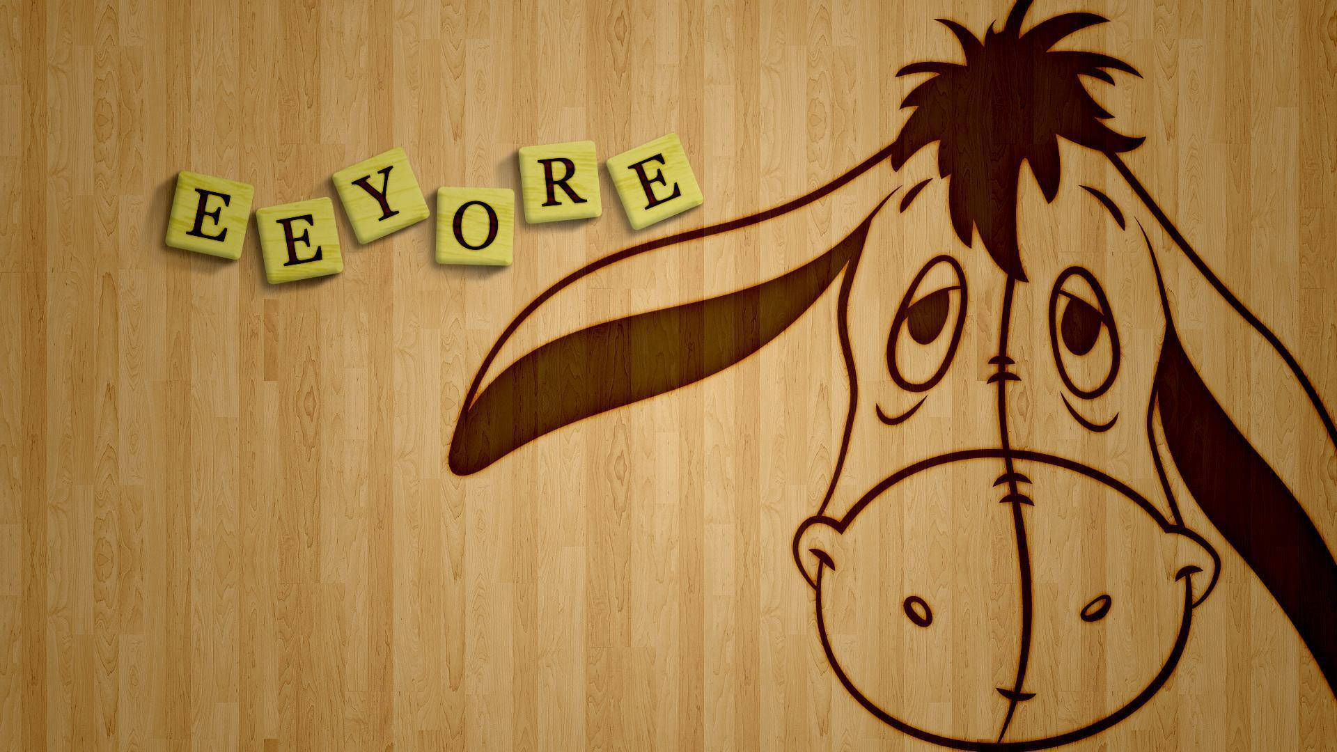 Eeyore 桌布 壁紙 — 以深色線條在淺色木紋上繪製的屹耳悲傷面孔，附近有黃色字母瓷磚拼出他的名字。