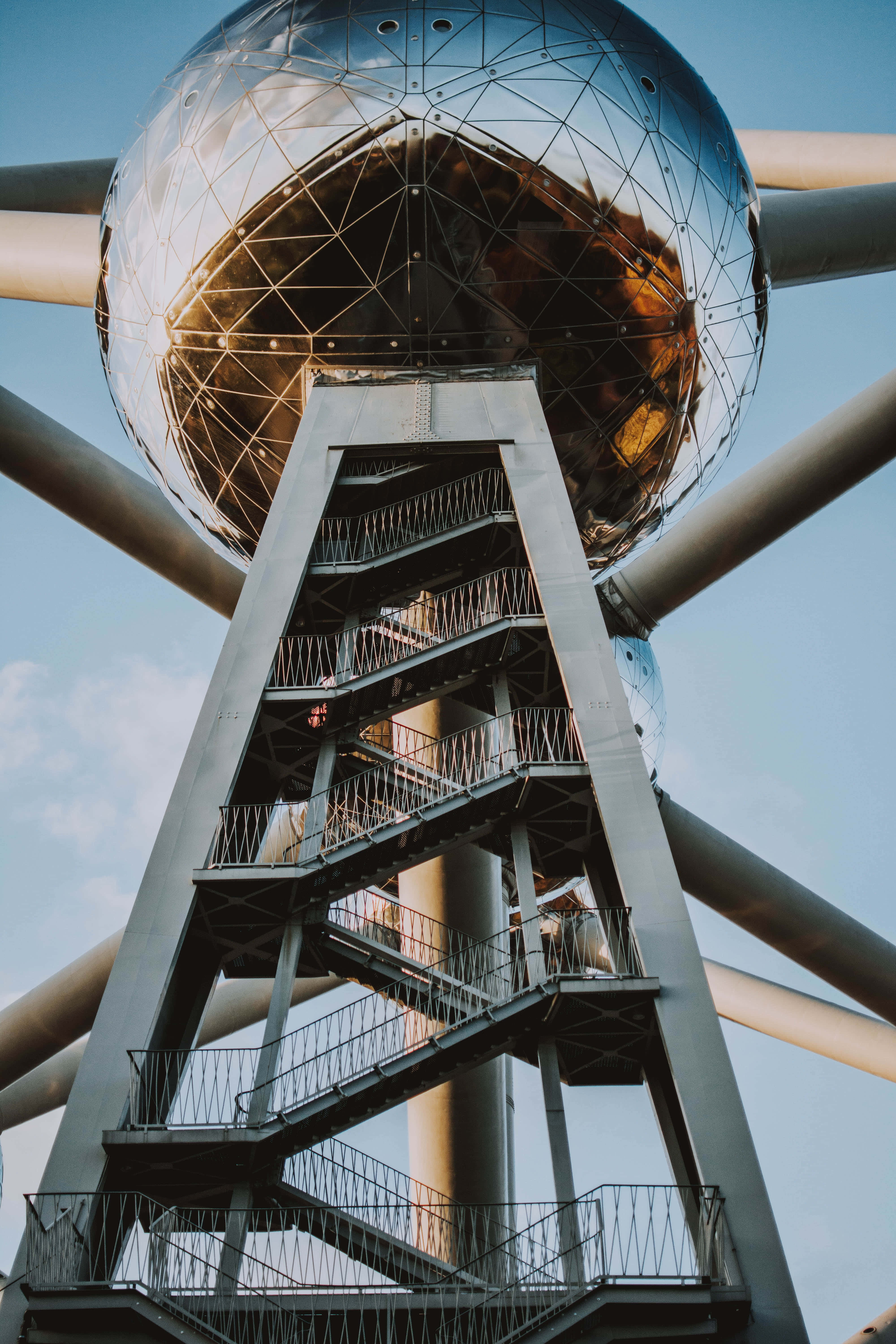 Building 桌布 壁紙 — 以清澈藍天為背景，原子塔金屬球體和螺旋樓梯的低角度視圖。
