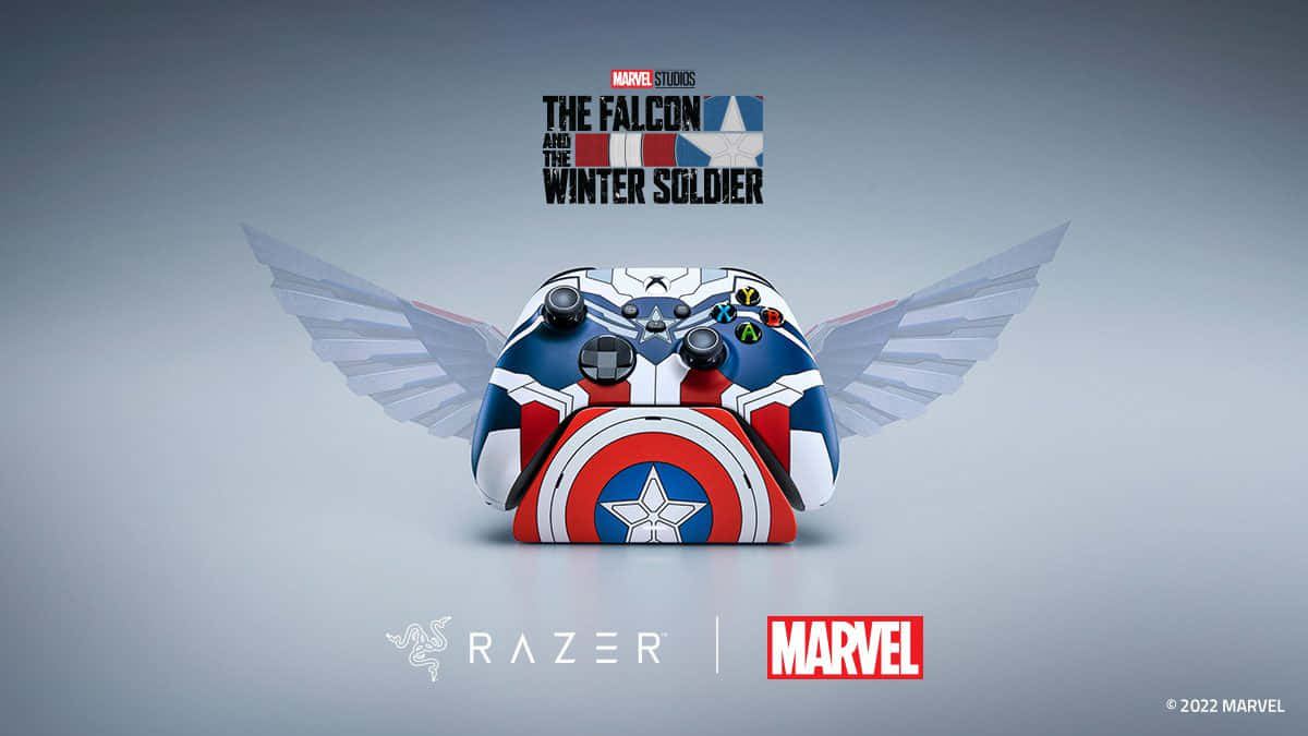 Marvel Falcon Logo 桌布 壁紙 — 以灰色背景為襯托，帶有翅膀和盾牌設計的美國隊長主題遊戲控制器。