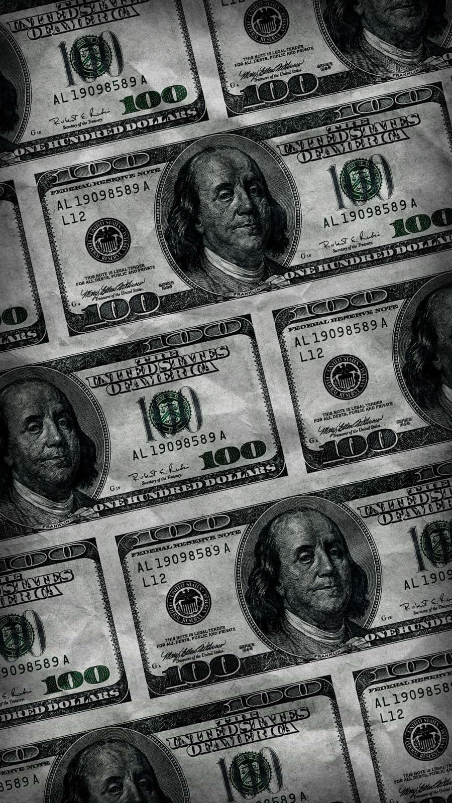 金錢 桌布 壁紙 — 以灰階顯示的美國一百美元鈔票的密集圖案，焦點清晰對準班傑明·富蘭克林的肖像。