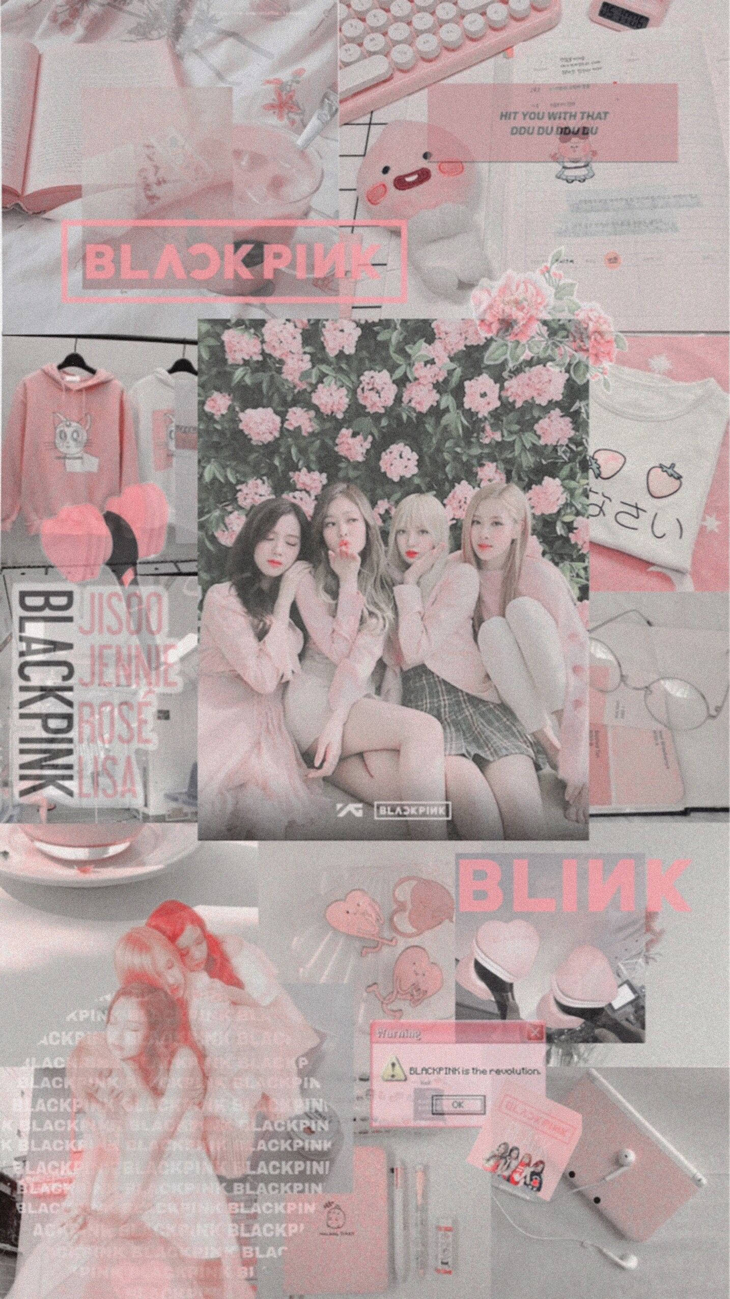 BLACKPINK 桌布 壁紙 — 以粉紅色為主題的拼貼畫，展示BLACKPINK成員被周邊商品、鮮花和可愛配飾環繞，呈現柔和夢幻的美感。