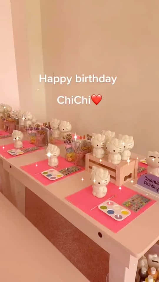 Hello Kitty Party 桌布 壁紙 — 以粉紅色為主題的生日手工站，配備Hello Kitty陶瓷繪畫套裝和閃亮裝飾。