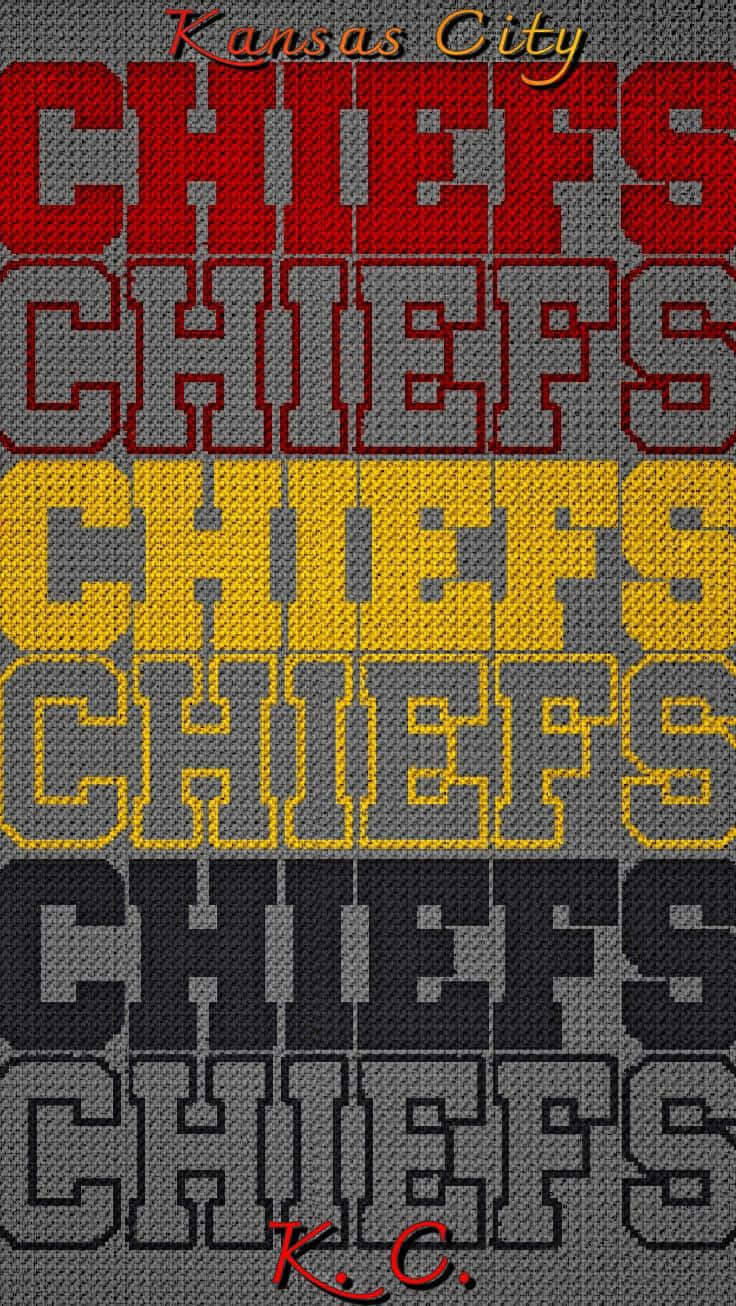 Kansas City Chiefs Logo 桌布 壁紙 — 以紅、黃、黑針織圖案呈現的粗體「CHIEFS」文字，帶有「Kansas City」和「K.C.」點綴。
