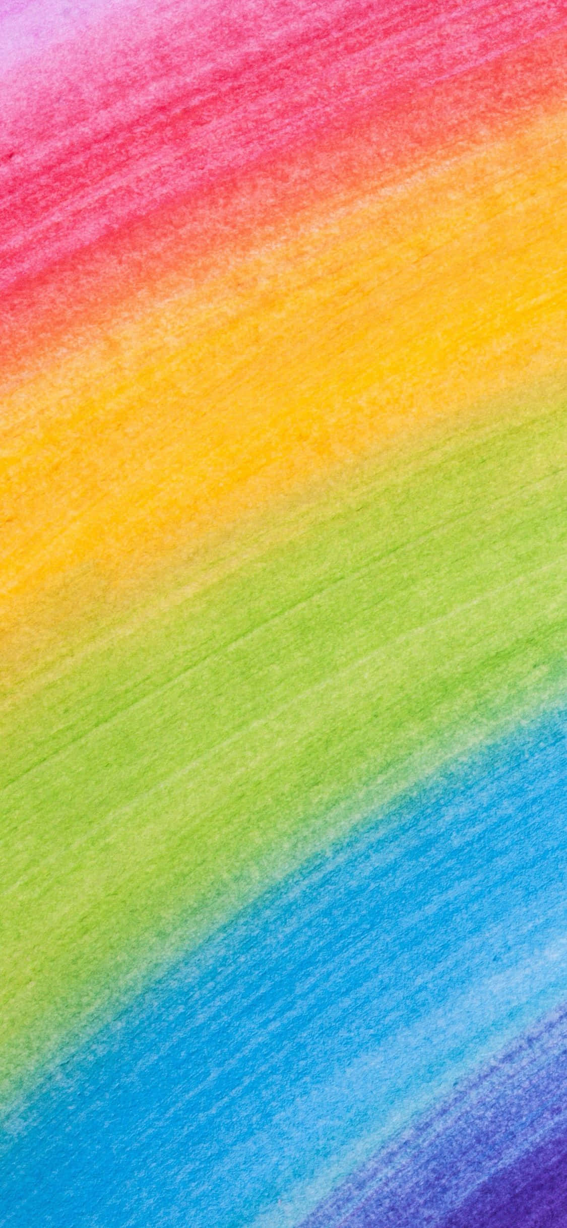 1125x2436 桌布 壁紙 — 以紋理彩色鉛筆筆觸在對角線帶中創建的充滿活力的彩虹漸變。