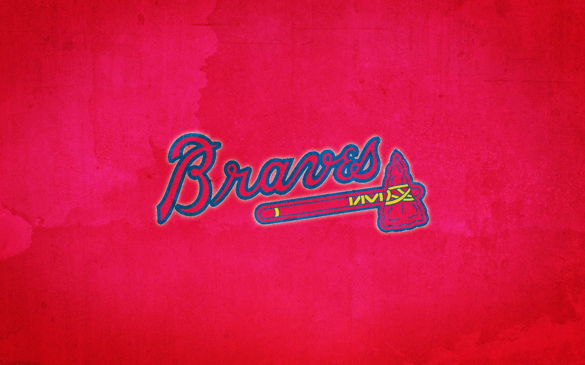 Braves 桌布 壁紙 — 以紋理深紅色背景為中心，帶有戰斧標誌的大膽勇士棒球標誌。