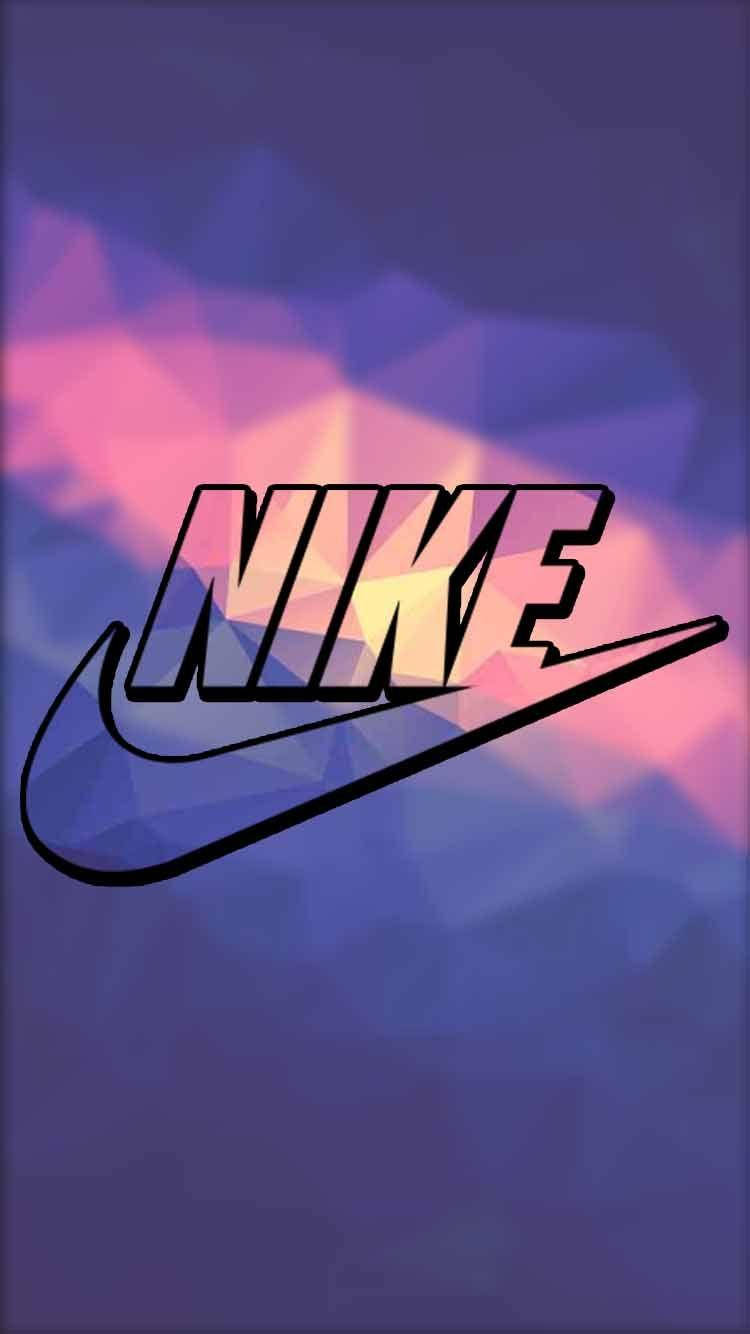 Nike iPhone 桌布 壁紙 — 以紫色、粉紅色和黃色的鮮豔幾何漸變為背景，Nike 標誌以粗黑輪廓呈現。