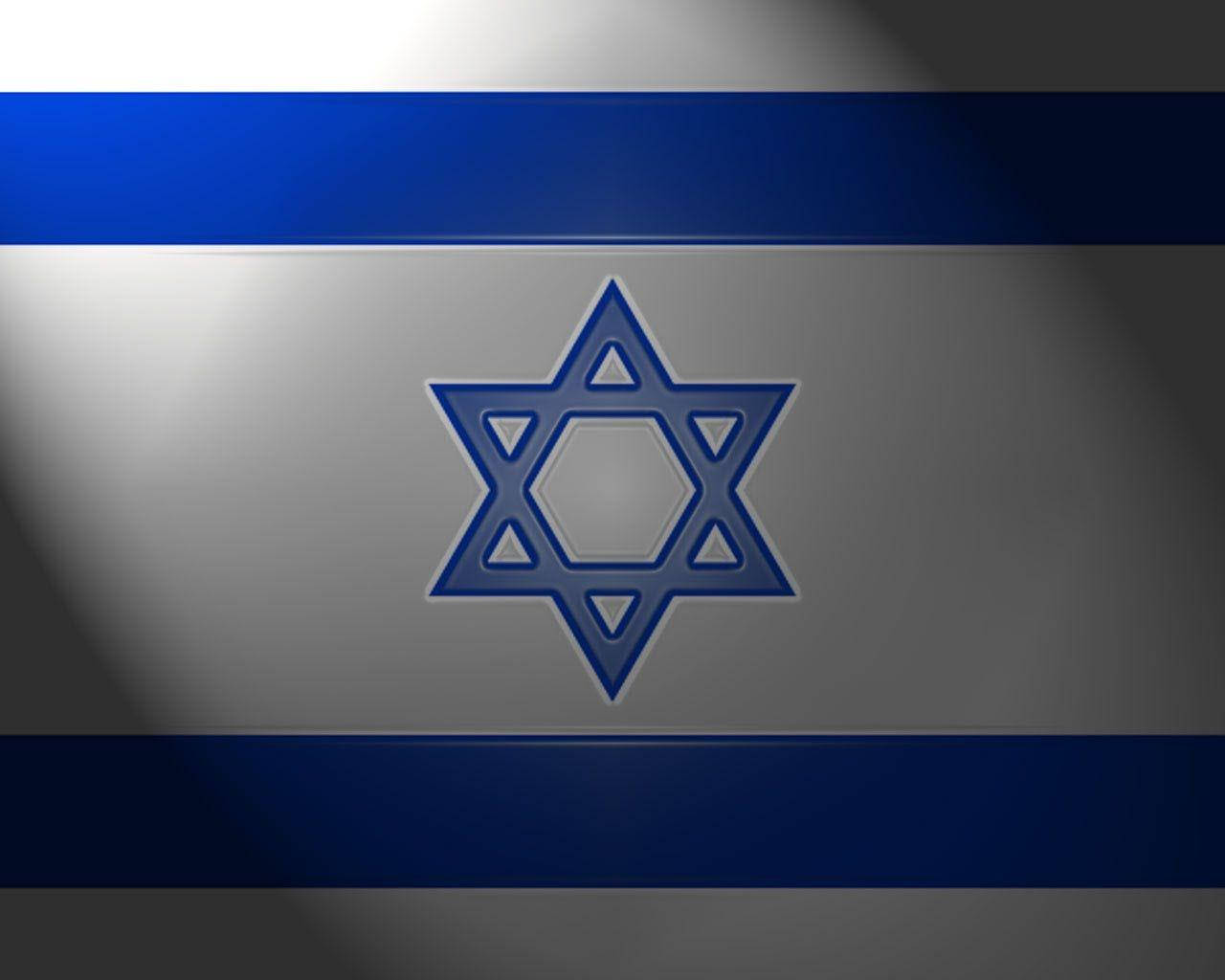 Israel Flag 桌布 壁紙 — 以色列國旗，藍色條紋和大衛之星居中於銀灰色背景上，呈現出微妙的金屬光澤和柔和光線。