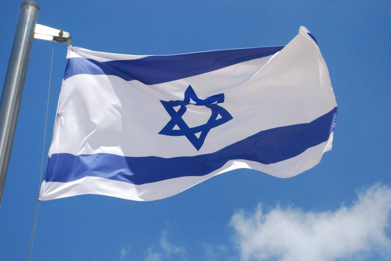 Israel Flag 桌布 壁紙 — 以色列國旗上的藍色大衛之星和橫條紋在清澈的藍天和白雲中驕傲地飄揚。