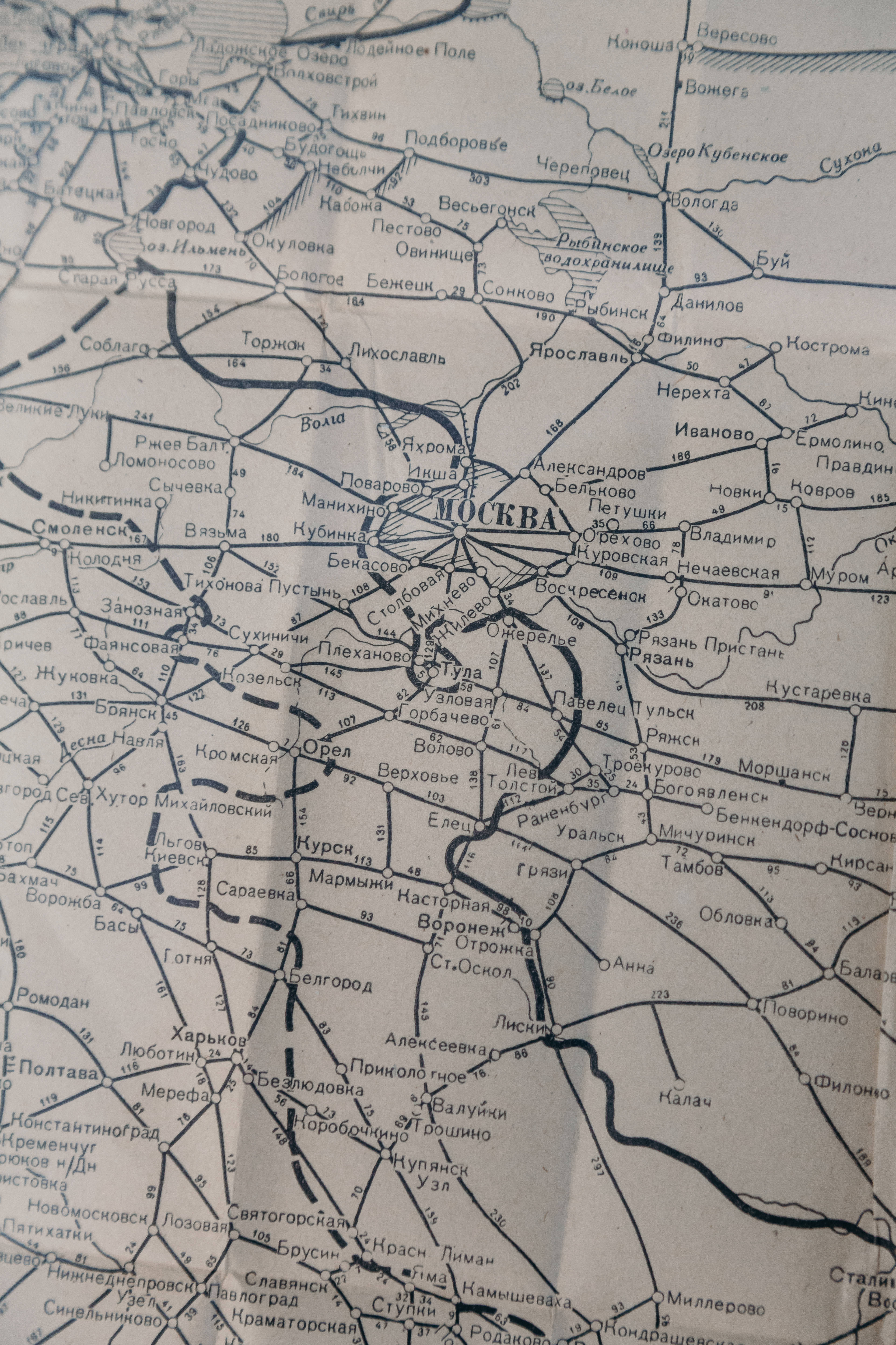 Topographic 桌布 壁紙 — 以莫斯科為中心的復古俄羅斯鐵路地圖特寫，帶有西里爾字母站名和舊紙上複雜的黑色線路。