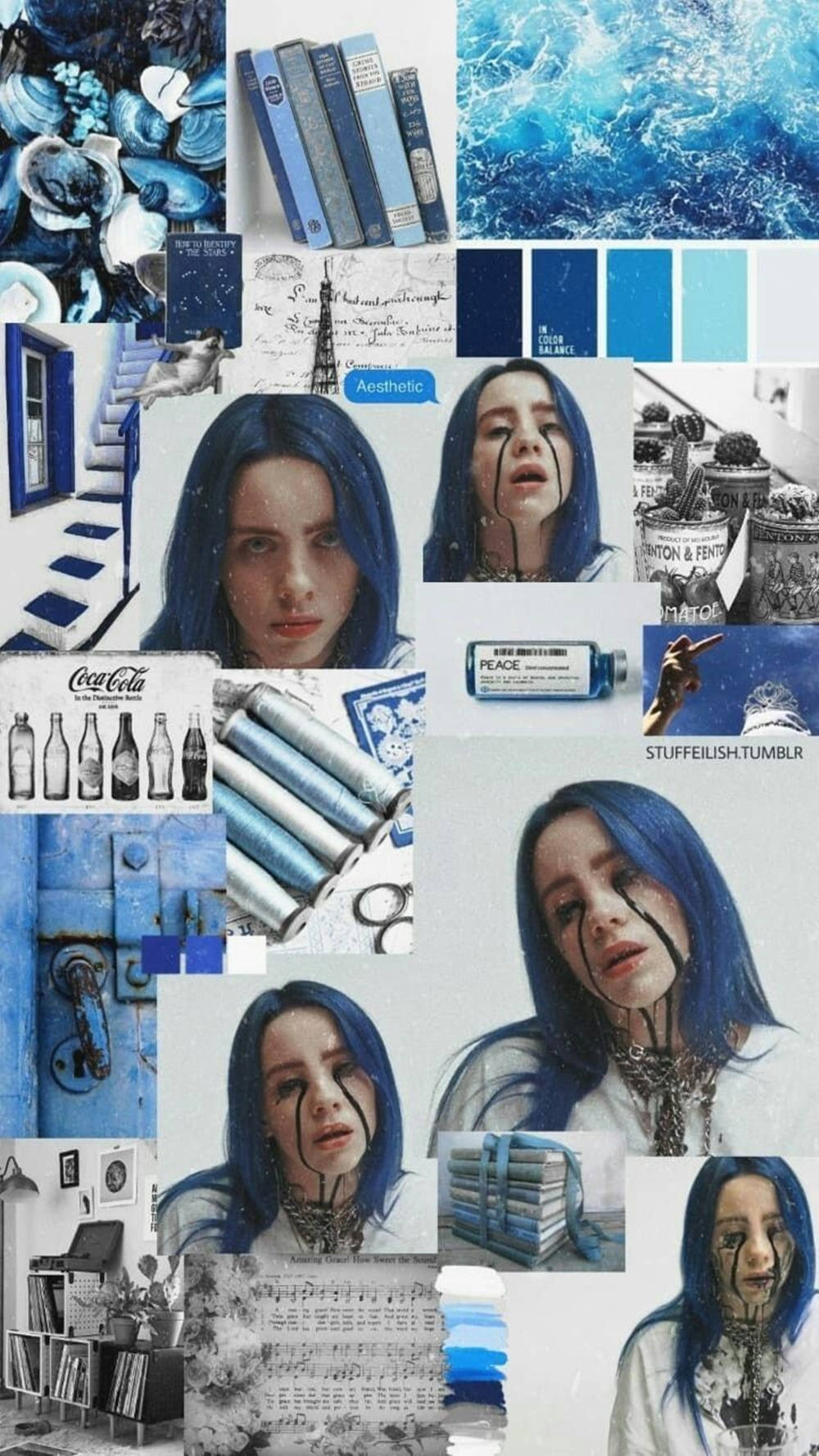  壁紙 — 以藍色為主題的拼貼畫， featuring Billie Eilish、書籍、海浪和復古可口可樂瓶，呈現憂鬱美學。