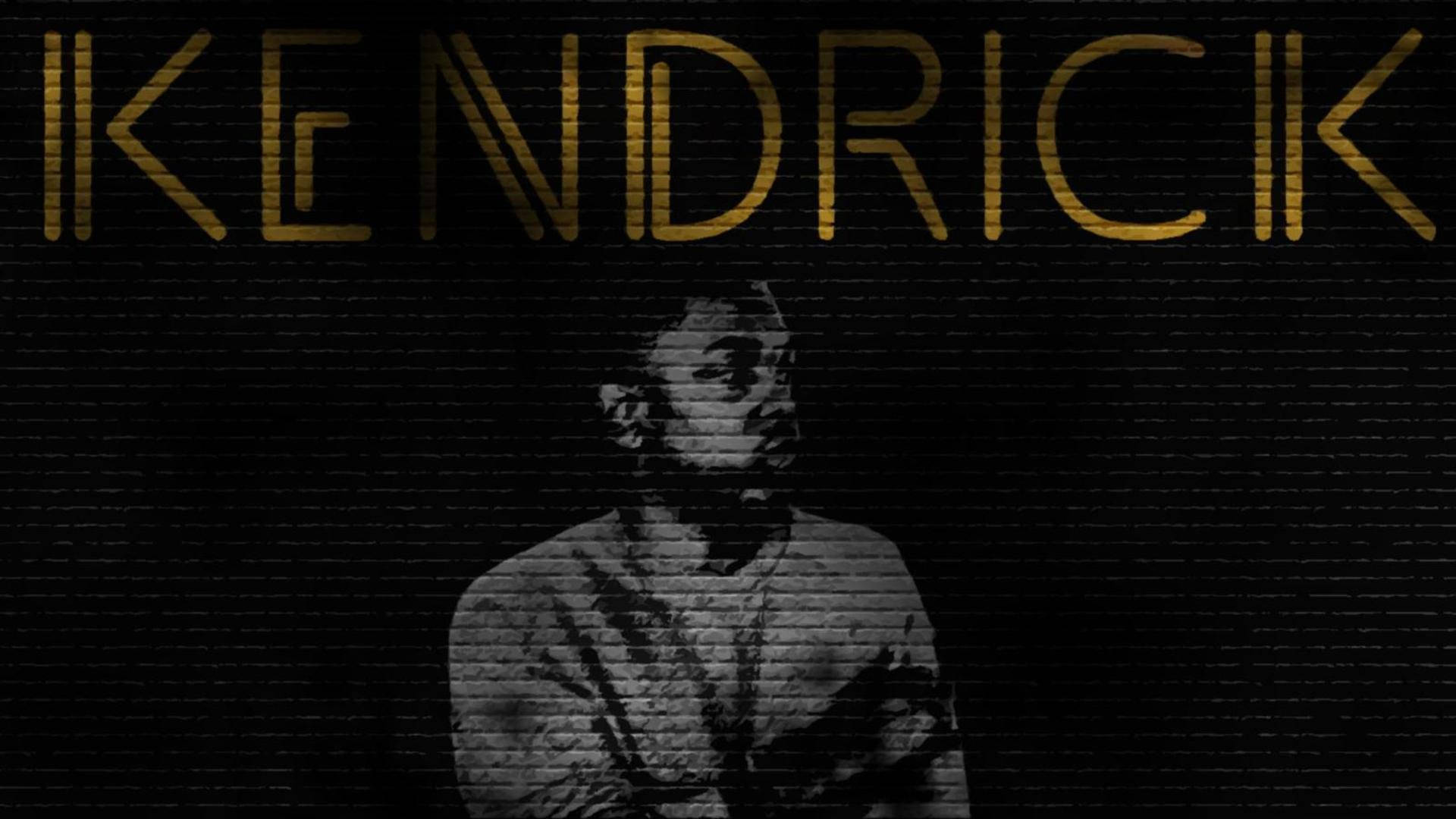 Kendrick 桌布 壁紙 — 以黑色磚牆為背景的 Kendrick Lamar 灰階風格肖像，上方有金色 'KENDRICK' 文字。