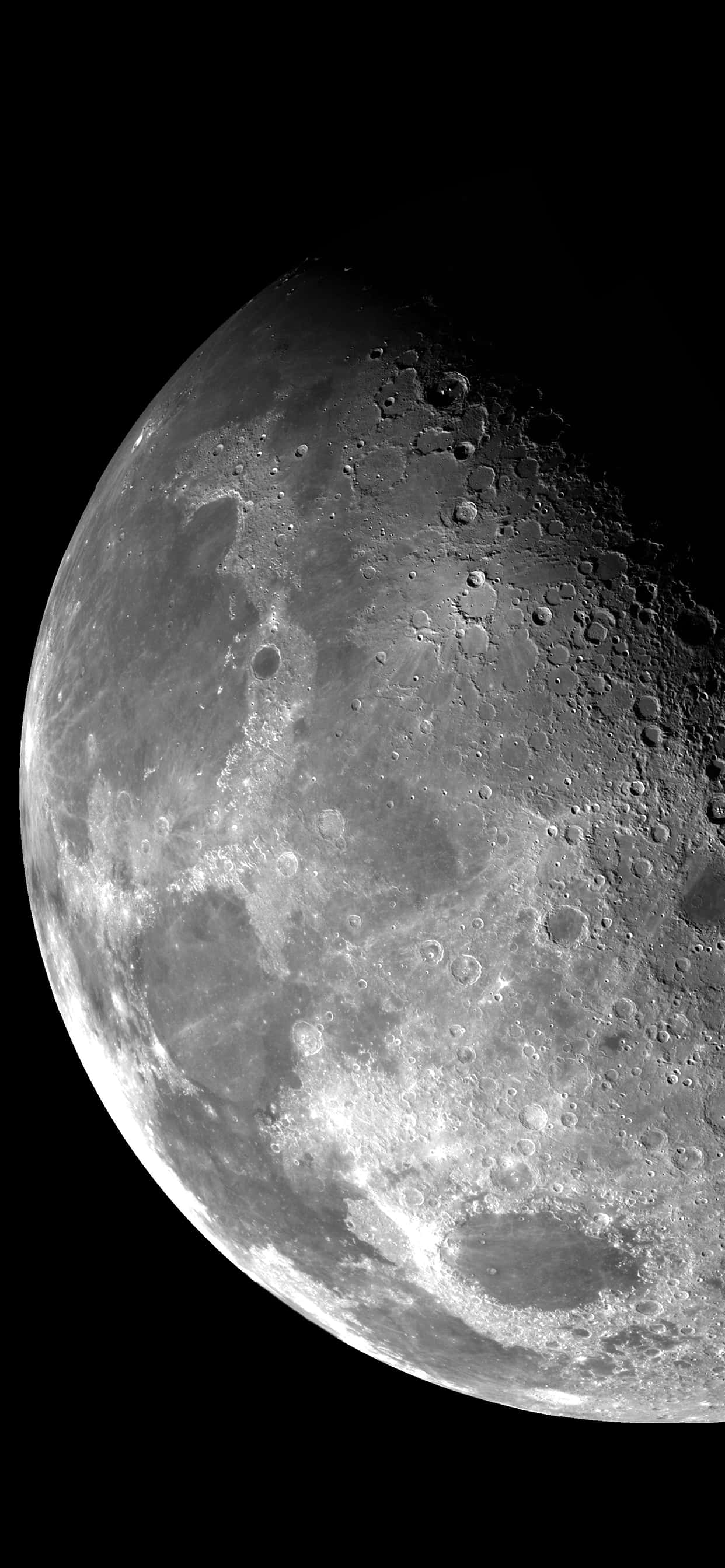 Moon iPhone 桌布 壁紙 — 以黑色虛空為背景的月球隕石坑表面高解析度灰階特寫。