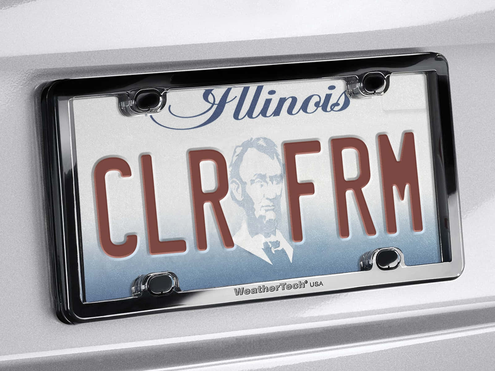 License Plate 桌布 壁紙 — 伊利諾州車牌的近距離特寫，上面有CLRF RM和亞伯拉罕·林肯肖像，安裝在銀色汽車上。