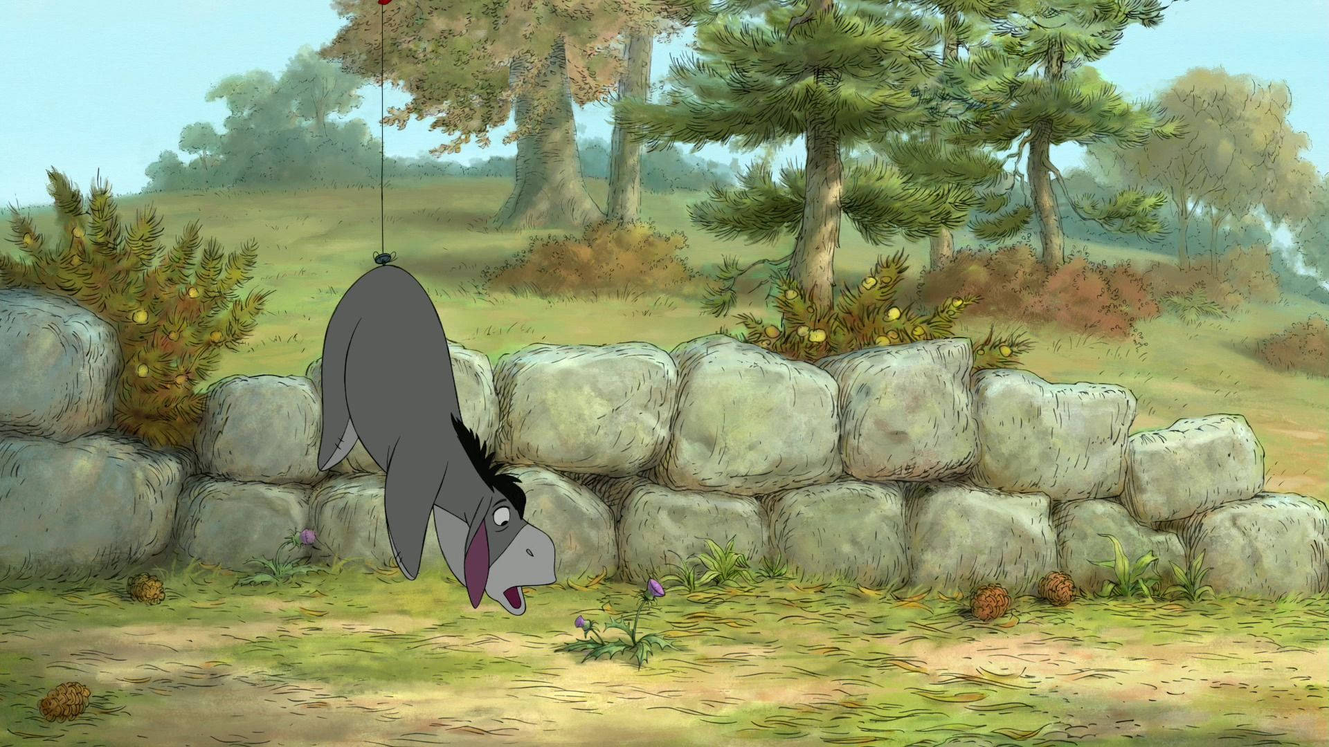 Eeyore 桌布 壁紙 — 伊唷悲傷地掛在繩子上，懸在石牆上方，陽光普照的森林空地中有秋天的樹木。