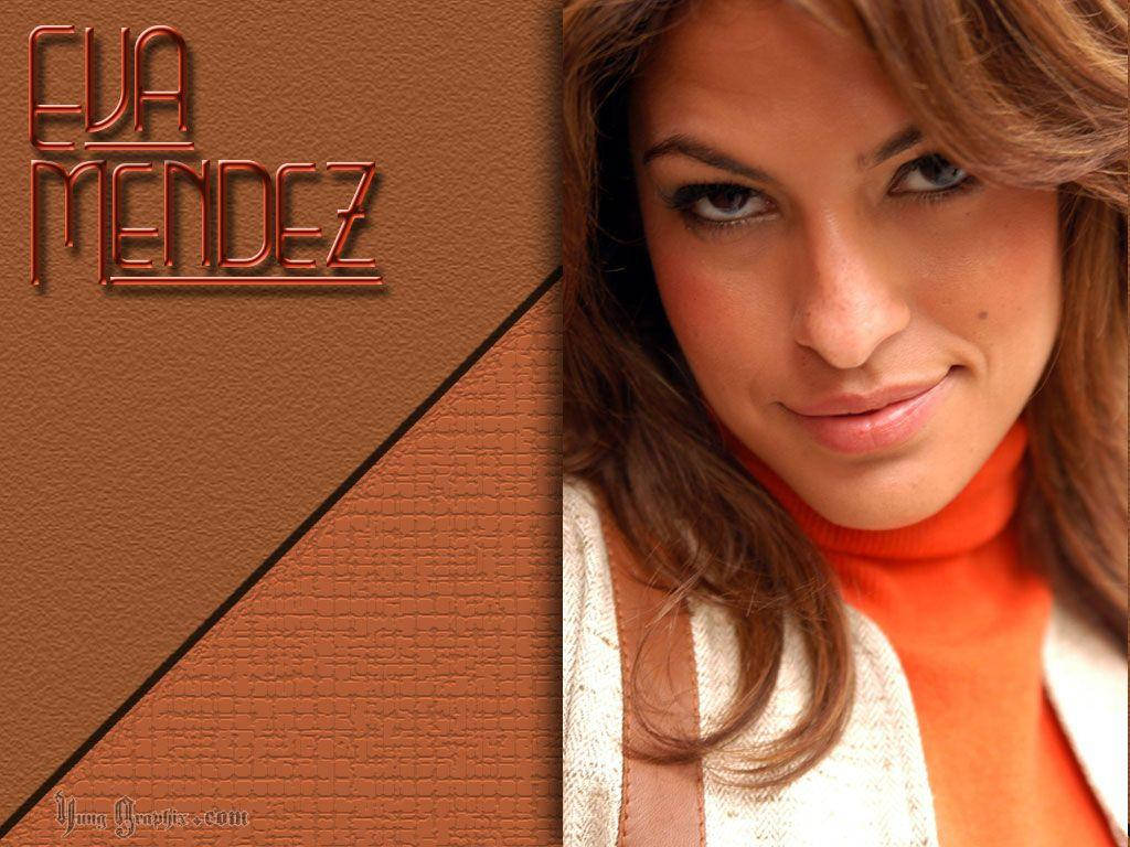美女 桌布 壁紙 — 伊娃·門德斯（Eva Mendez）在帶有紋理的棕色皮革背景上溫暖微笑的特寫肖像，她的名字以金屬字體呈現。