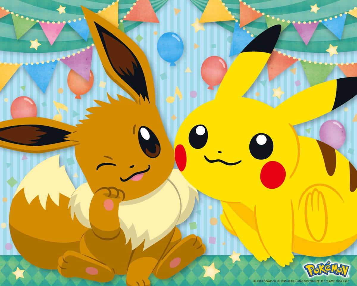 Cute Pikachu And Eevee 桌布 壁紙 — 伊布和皮卡丘一起坐在色彩繽紛的派對橫幅和飄浮氣球下微笑。