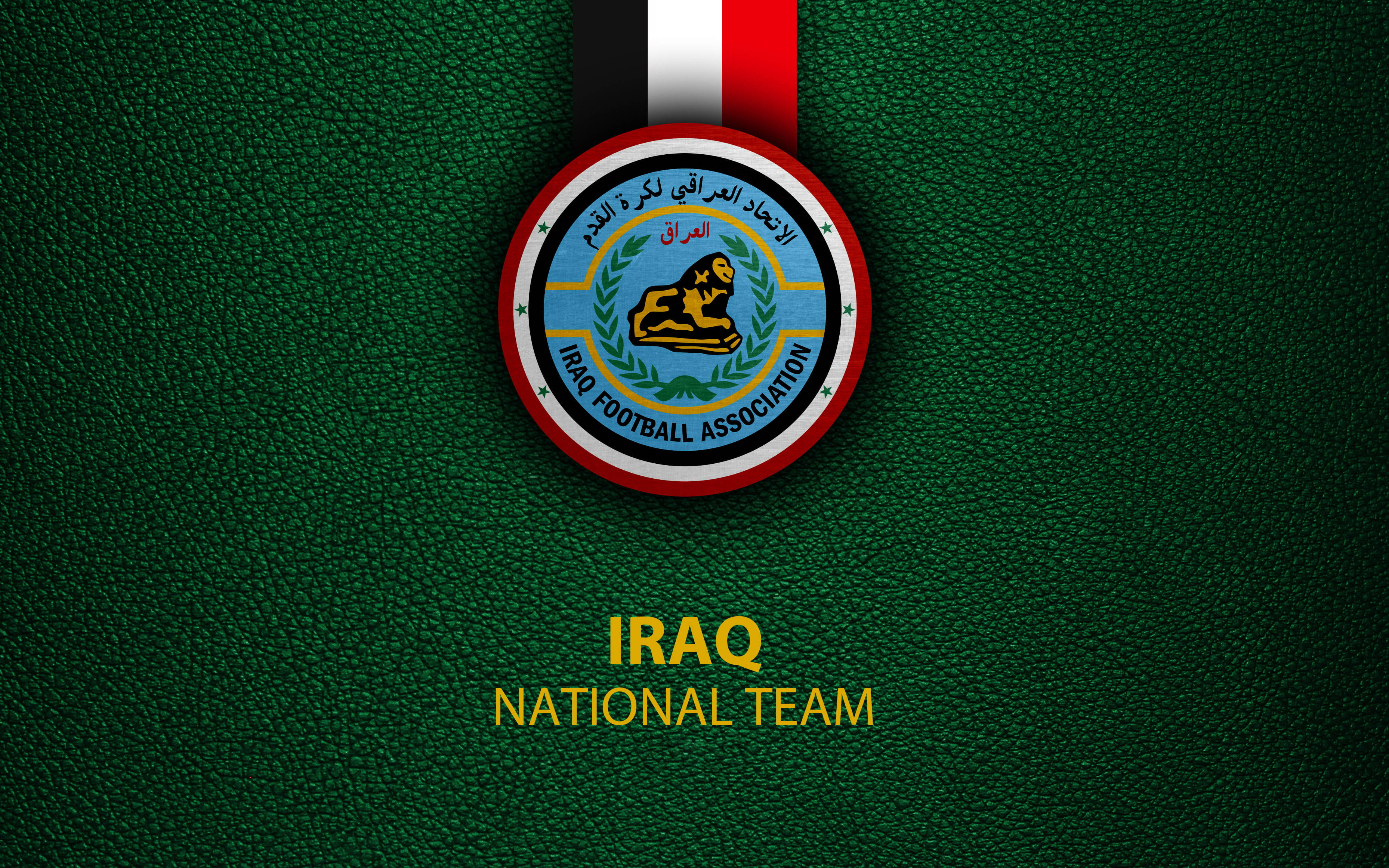 Iraq 桌布 壁紙 — 伊拉克國家足球隊徽章，背景為帶紋理的綠色皮革，配有紅白黑絲帶。