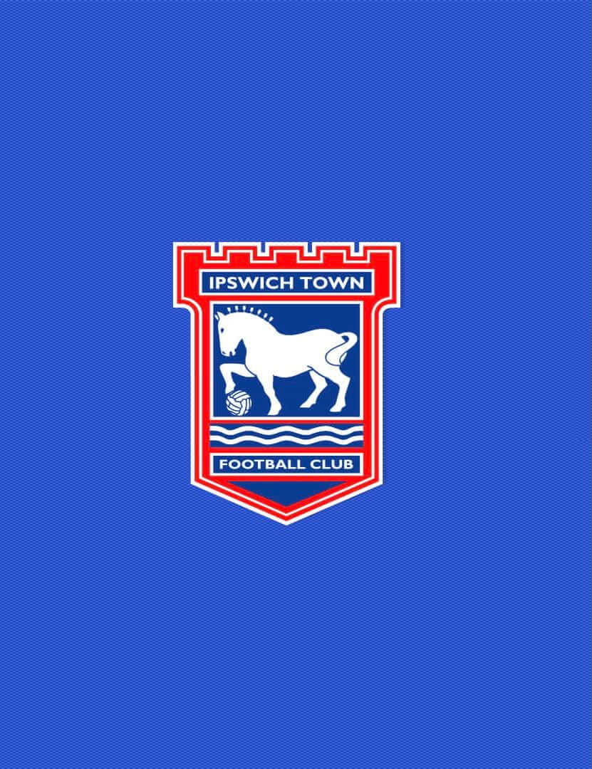 Ipswich Town 桌布 壁紙 — 伊普斯維奇鎮足球俱樂部徽章，白色馬匹和足球在藍色紋理背景上。
