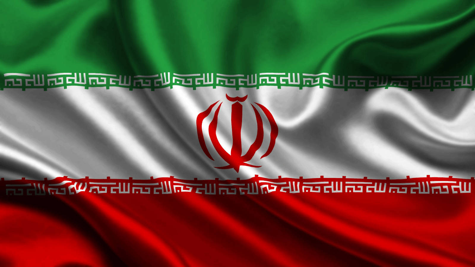 Iran 桌布 壁紙 — 伊朗國旗動態飄揚，帶有豐富的綠色、白色和紅色條紋以及中央的紅色標誌。