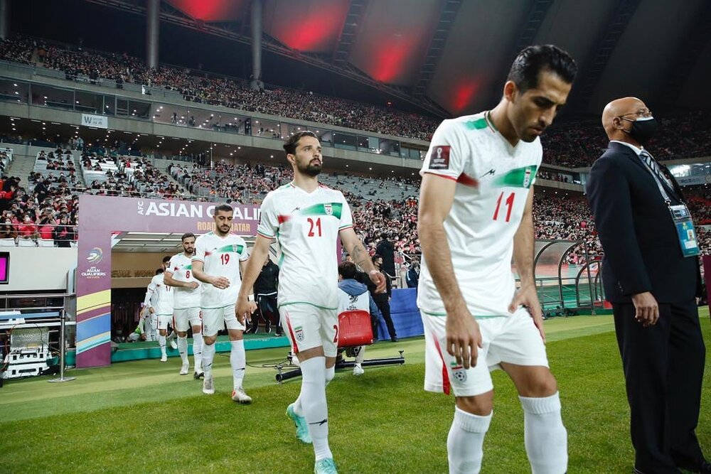Iran 桌布 壁紙 — 伊朗足球員身穿白色球衣，在座無虛席的球場比賽後帶著失望的表情離場。