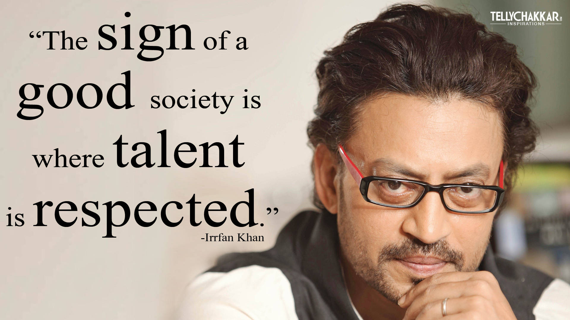 Irrfan Khan 桌布 壁紙 — 伊爾凡·卡汗戴著眼鏡沉思，而一句關於才華與社會的引文覆蓋在圖像上。