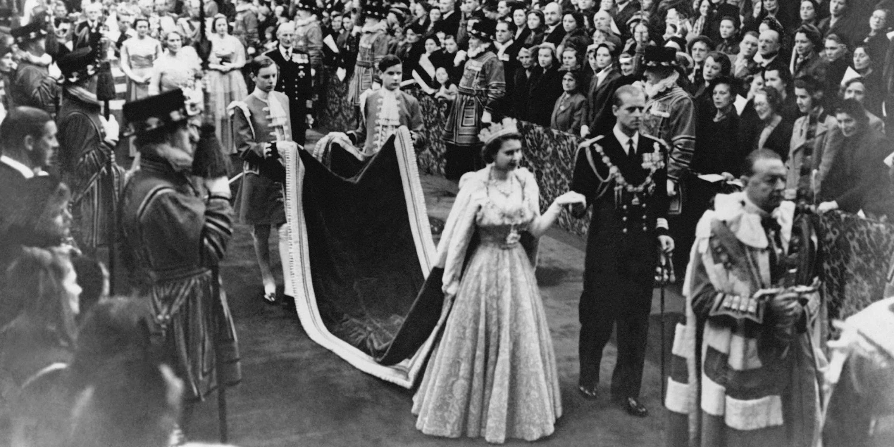 Queen Elizabeth 桌布 壁紙 — 伊莉莎白二世女王與菲利普親王在黑白格式的正式皇室遊行中穿過人群。