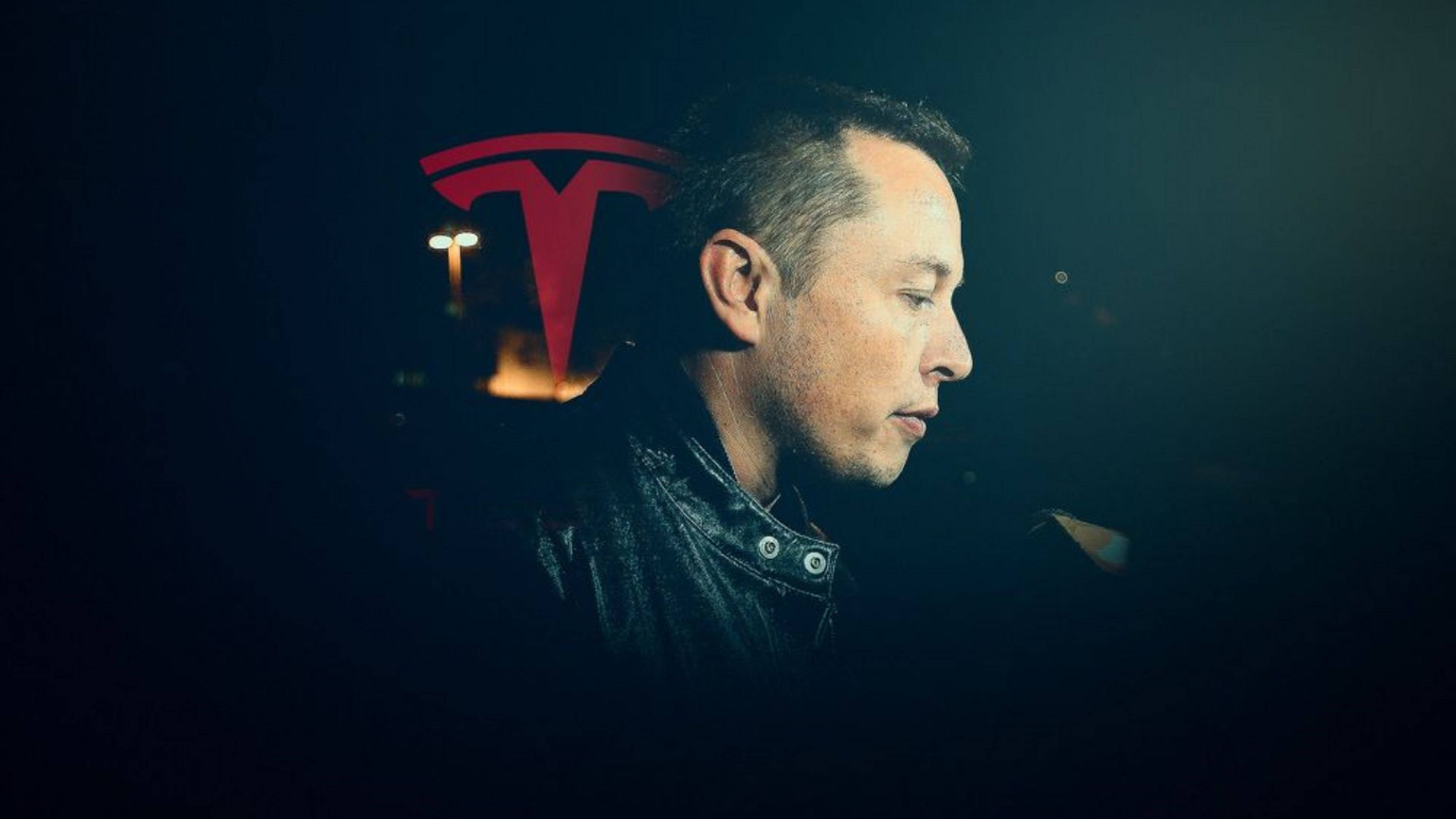 Elon 桌布 壁紙 — 伊隆·馬斯克側面輪廓，背景為深色，身後有發光的紅色Tesla標誌。
