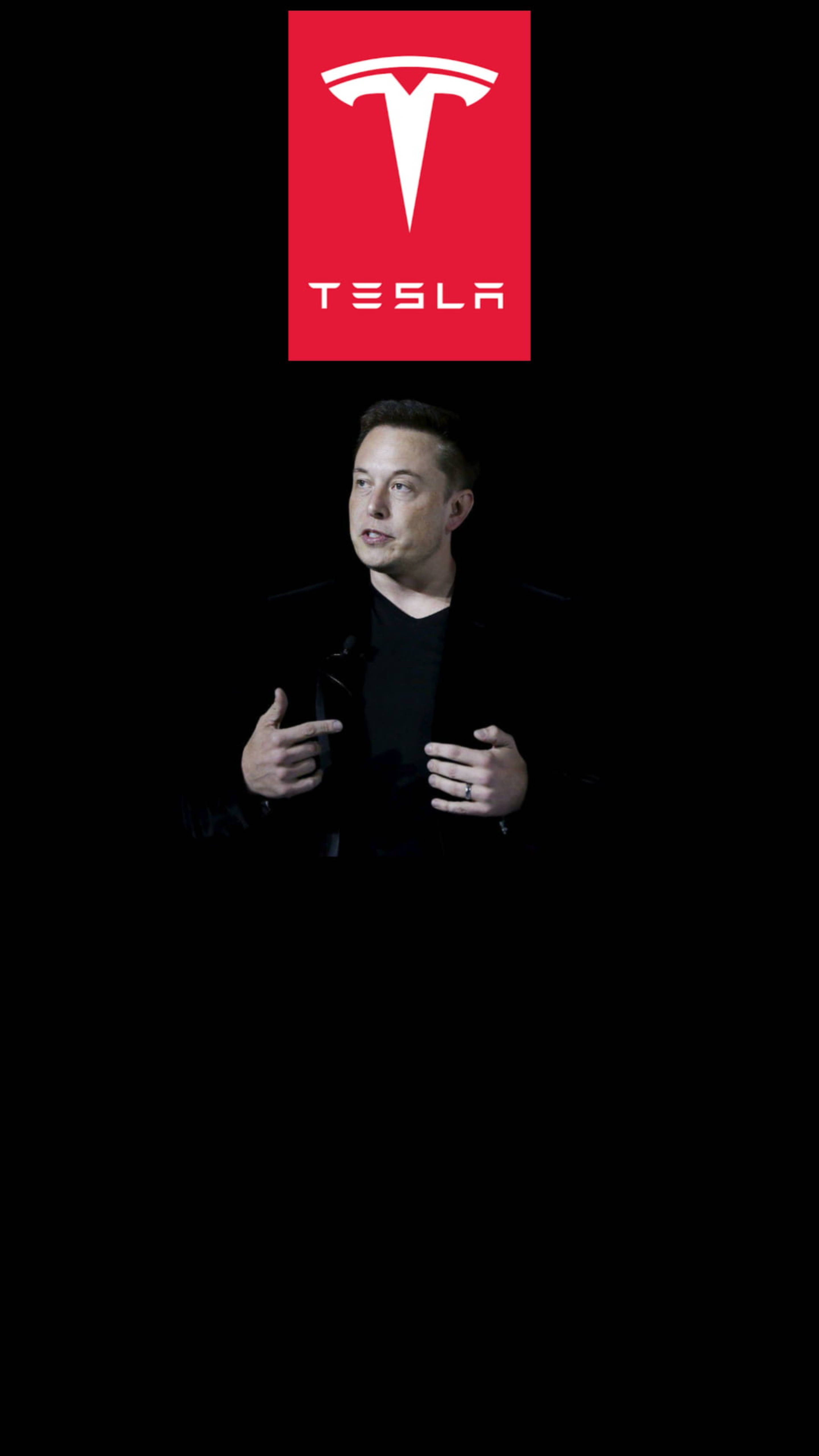 Elon 桌布 壁紙 — 伊隆·馬斯克在黑色背景上明亮的紅色Tesla標誌下說話時做手勢。