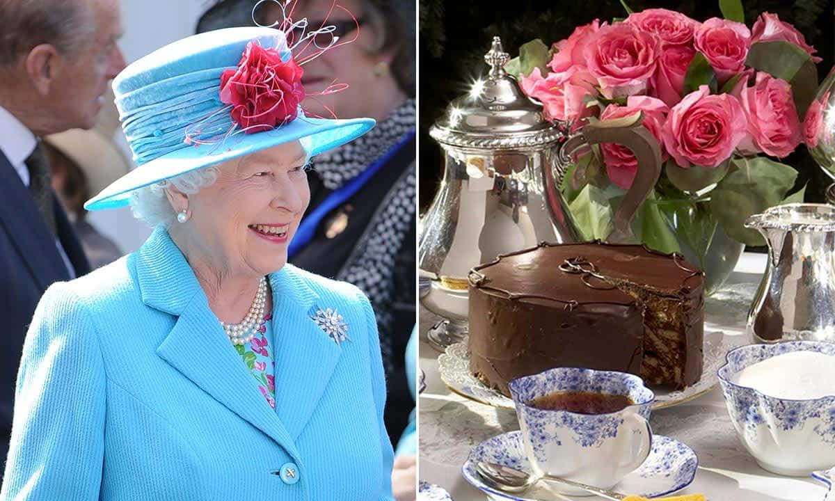 Teatime 桌布 壁紙 — 伊麗莎白二世女王身穿亮藍色服裝微笑，旁邊是豪華的下午茶擺設，有巧克力蛋糕和粉紅玫瑰。