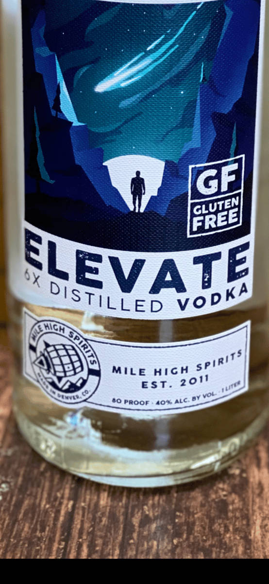 alcohol 桌布 壁紙 — 伏特加酒瓶標籤的特寫，顯示一個剪影人物站在洞穴入口處，背景是星空藍天。
