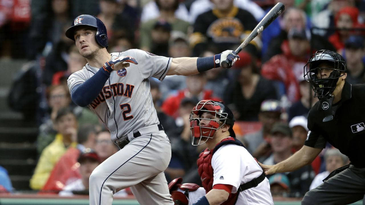 Bregman 桌布 壁紙 — 休士頓太空人打者在日間棒球比賽中揮棒擊球，捕手和裁判在焦點中。