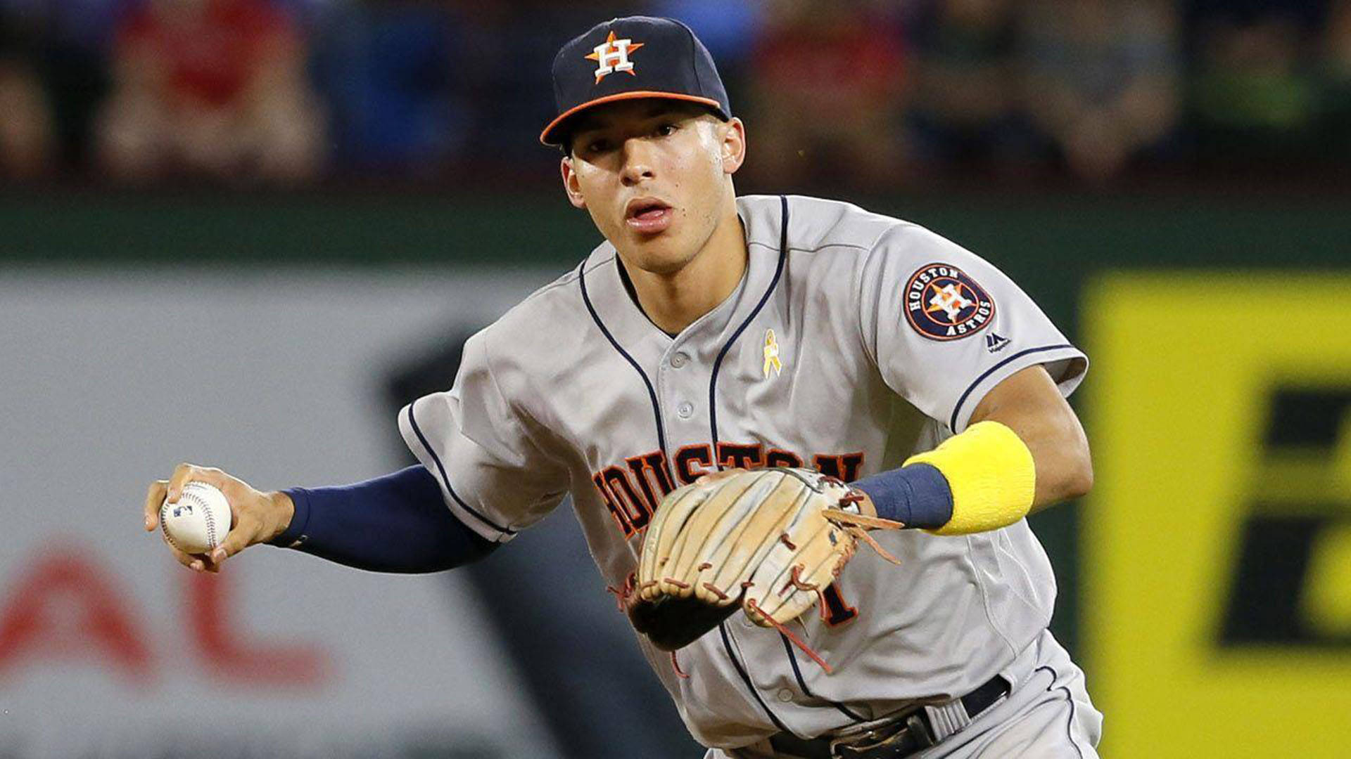 卡洛斯·柯瑞亞 桌布 壁紙 — 休士頓太空人棒球選手在夜間球場燈光下比賽中，緊握棒球和手套的動作畫面。
