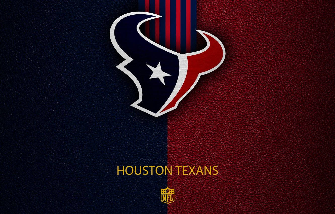 Texans 桌布 壁紙 — 休士頓德州人NFL標誌居中於藍色和紅色分割的皮革紋理背景上，下方有球隊名稱和NFL盾牌。