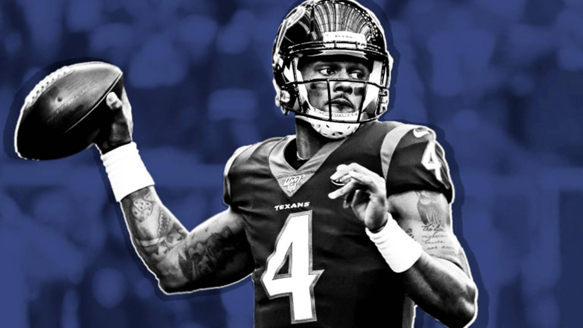 Deshaun Watson 桌布 壁紙 — 休士頓德州人四分衛在行動中手持美式足球，背景為模糊的藍色球場的黑白肖像。