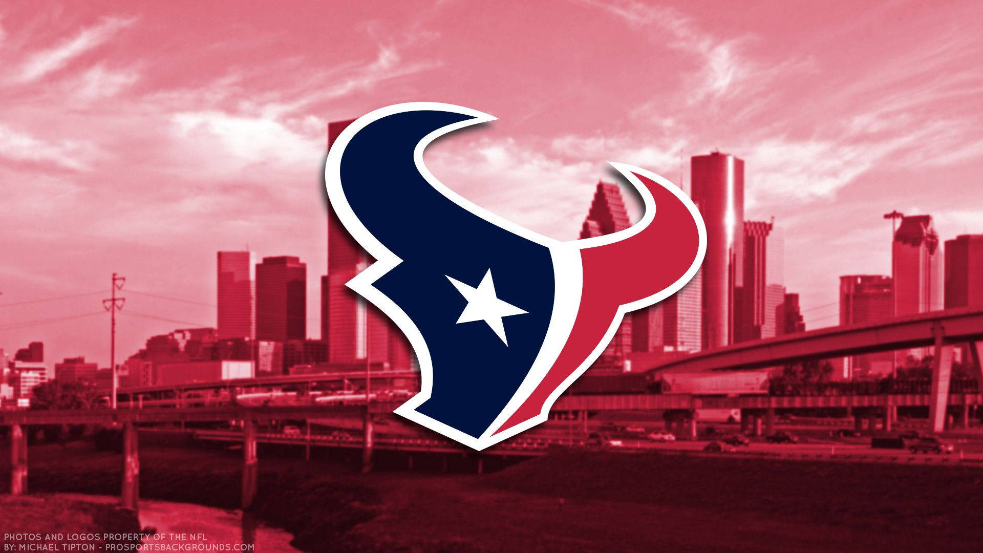 Texans 桌布 壁紙 — 休士頓德州人隊標誌主導了紅色調的城市景觀，包括摩天大樓和橋樑，天空多雲。