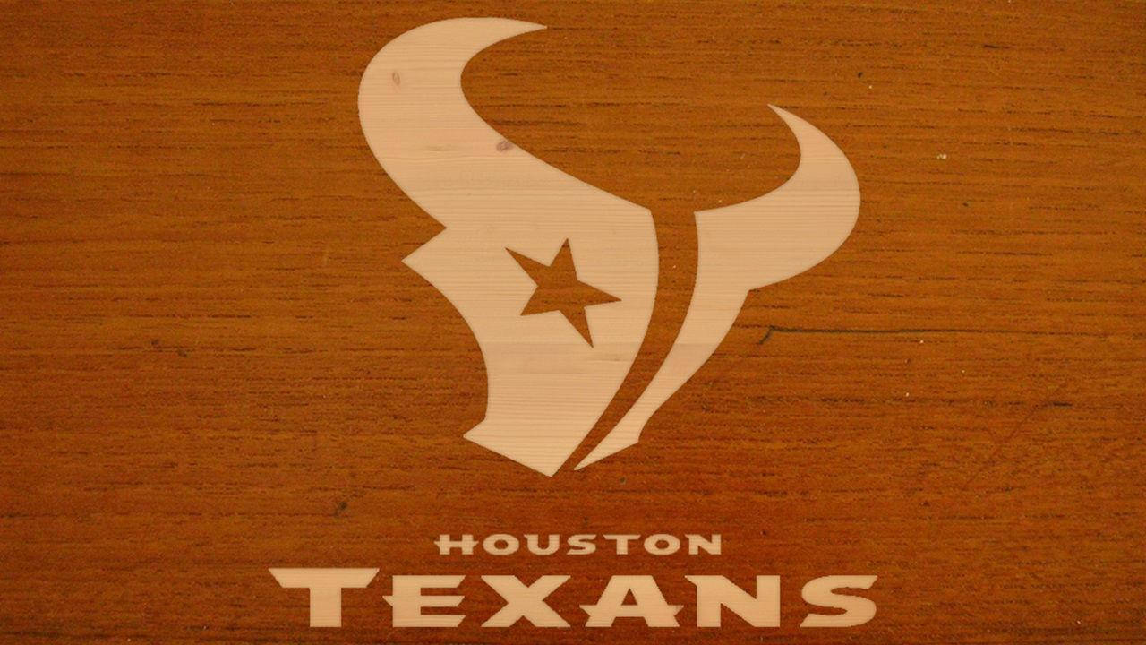 Texans 桌布 壁紙 — 休士頓德州人隊標誌蝕刻在淺色木紋上，暖棕色表面，下方有球隊名稱。