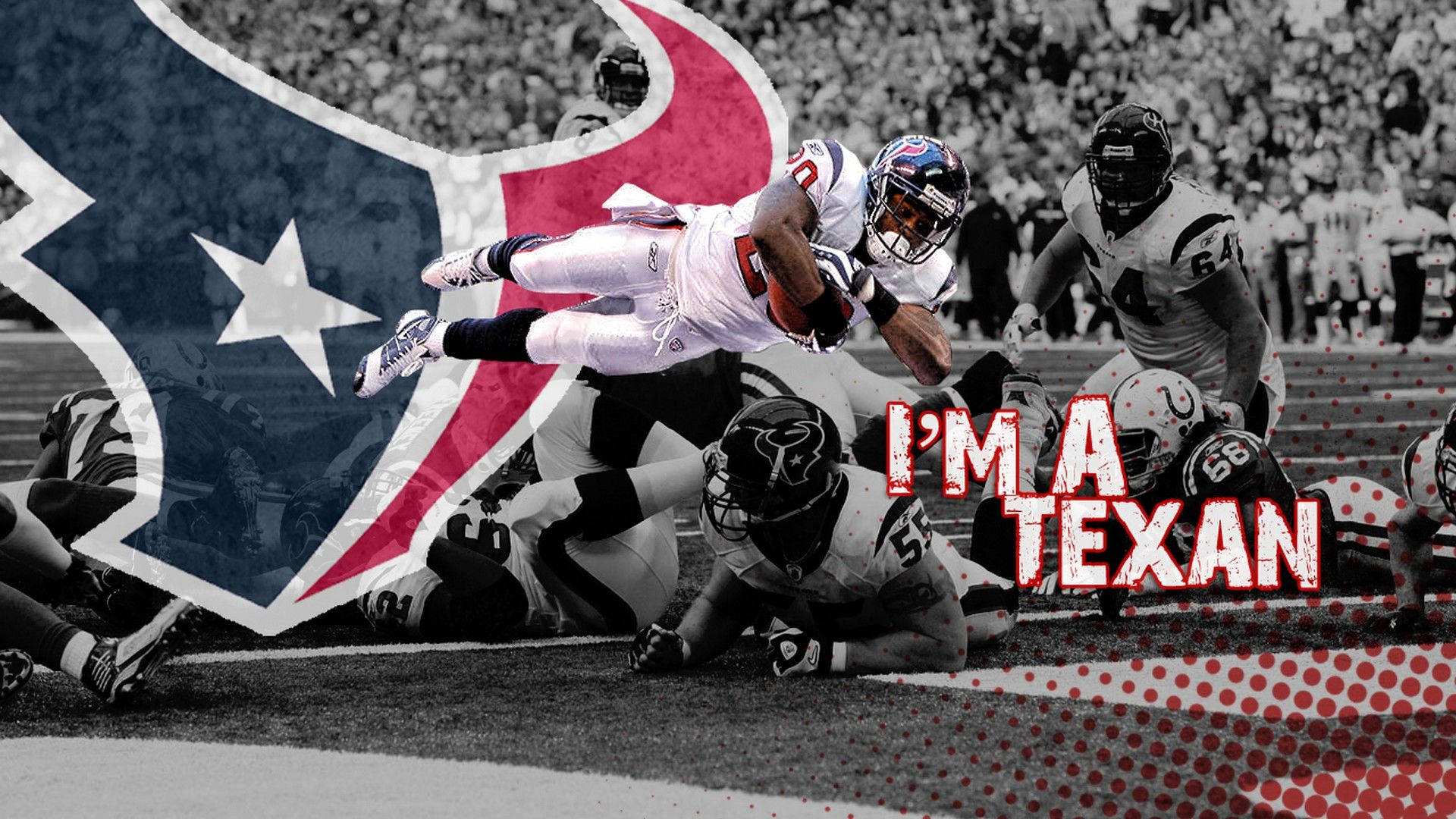 Texans 桌布 壁紙 — 休士頓德州人隊美式足球員在動態黑白動作鏡頭中躍過防守球員，並帶有球隊標誌及「I'M A TEXAN」文字疊加。