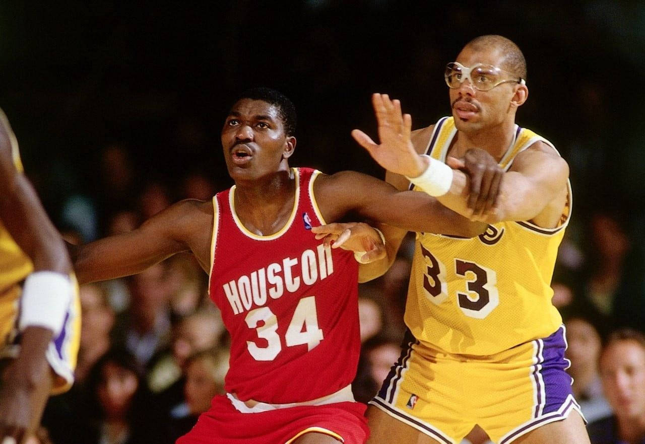Kareem 桌布 壁紙 — 休士頓火箭隊34號球員身穿紅色球衣，在緊張的籃球比賽中與身穿黃色球衣的湖人隊33號球員爭奪位置。