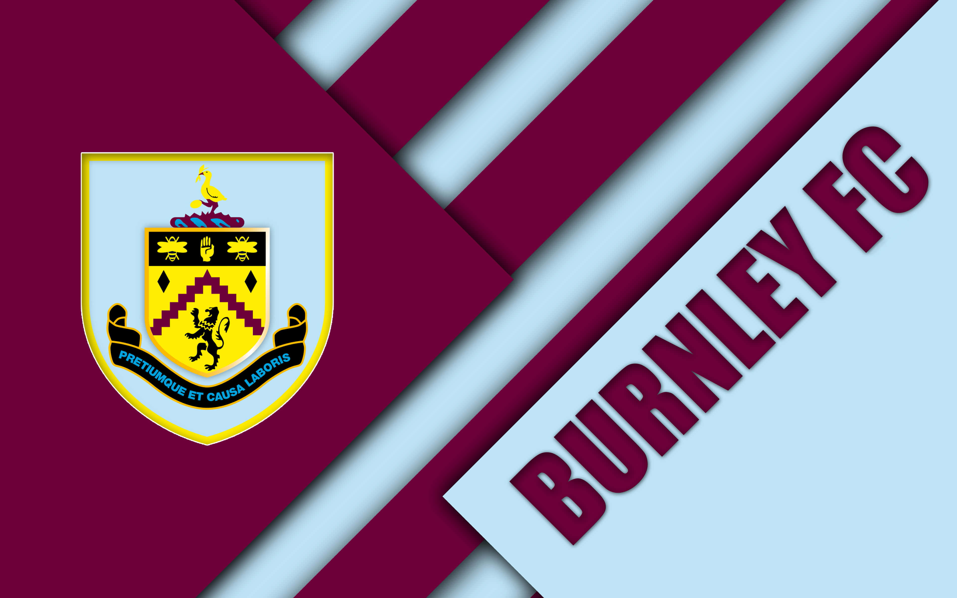 Burnley Fc 桌布 壁紙 — 伯恩利足球俱樂部徽章在栗色和淺藍色對角條紋上，配以粗體球隊名稱文字。