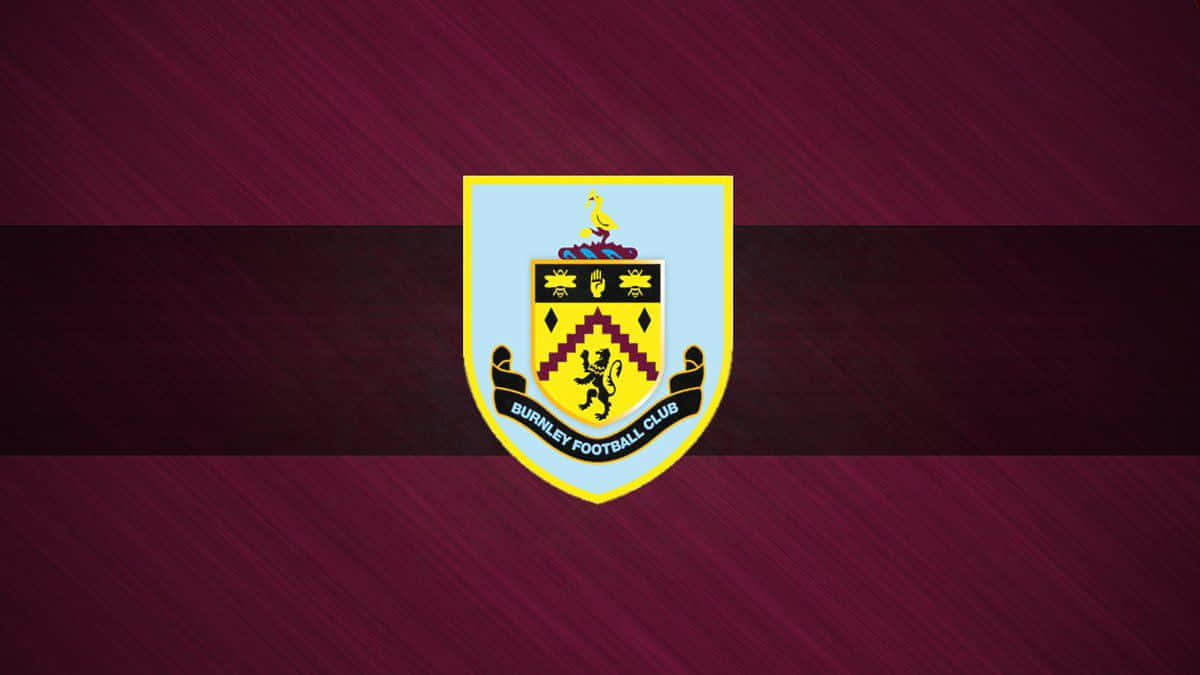 Burnley Fc 桌布 壁紙 — 伯恩利足球俱樂部徽章居中於栗色和黑色條紋背景，帶有對角線筆觸紋理。