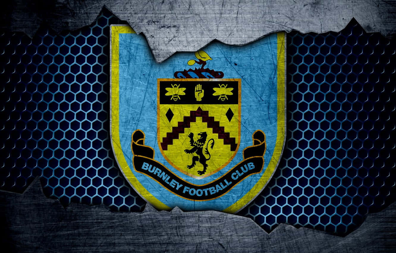 Burnley Fc 桌布 壁紙 — 伯恩利足球俱樂部徽章穿過撕裂的金屬表面顯露出六邊形圖案背景。