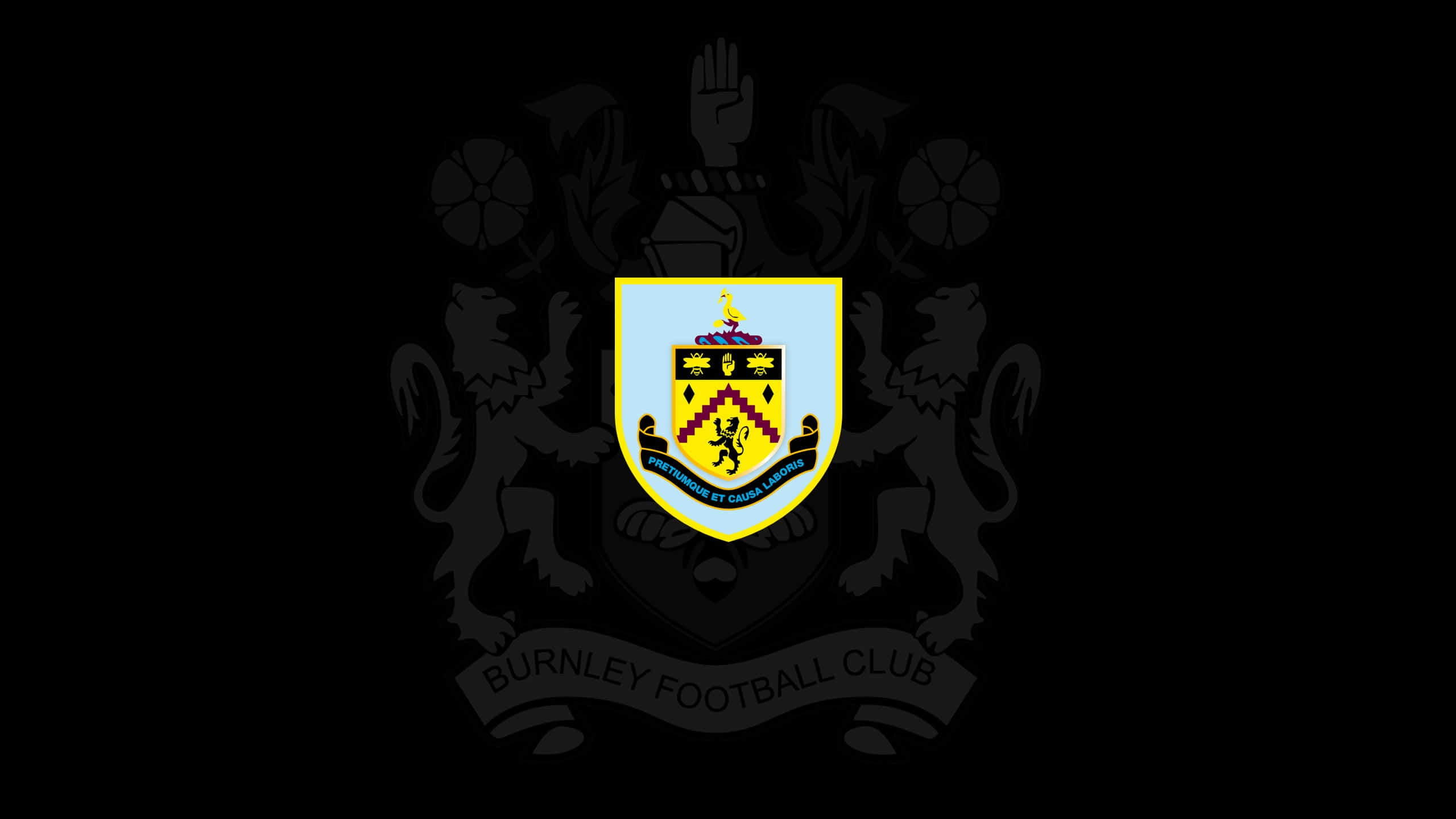 Burnley Fc 桌布 壁紙 — 伯恩利足球俱樂部隊徽以鮮豔色彩置於黑色背景中央，帶有模糊的紋章剪影。