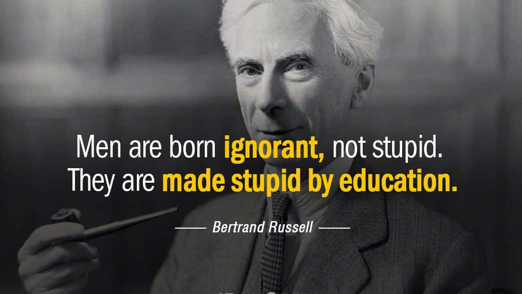 Stupid 桌布 壁紙 — 伯特蘭·羅素手持煙斗的黑白肖像，上面覆蓋著粗體黃色引言。