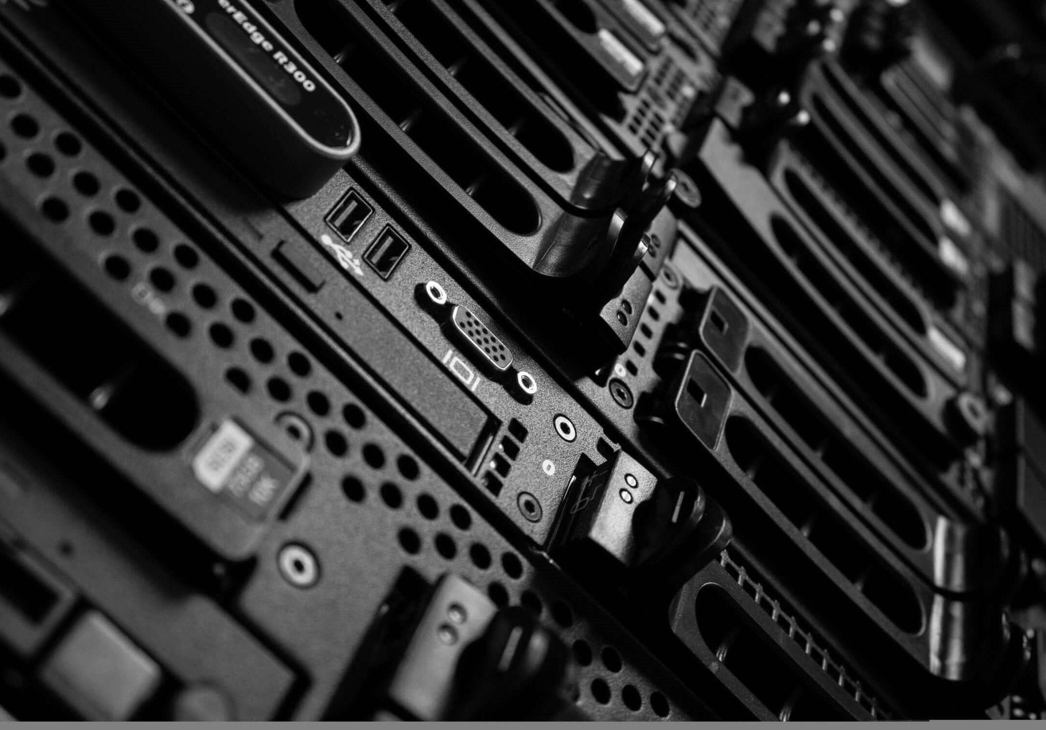 data 桌布 壁紙 — 伺服器機架端口和通風格柵的特寫黑白照片，景深較淺。